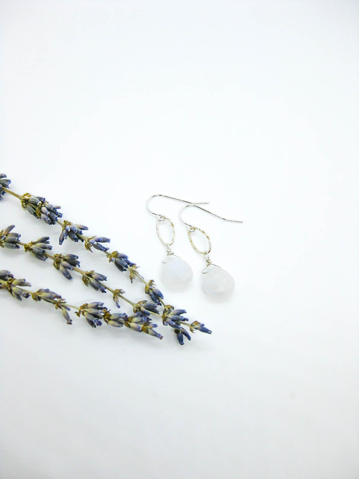Chrysanthe: Moonstone Earrings - e671