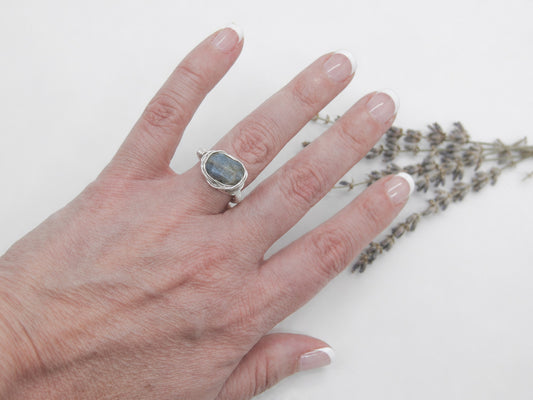 Calla : Labradorite Ring