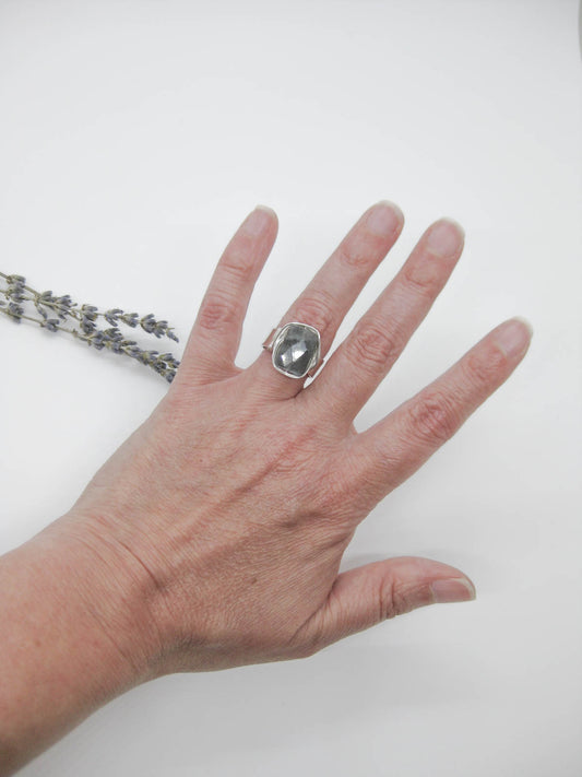 Calla II: Labradorite Ring - r65