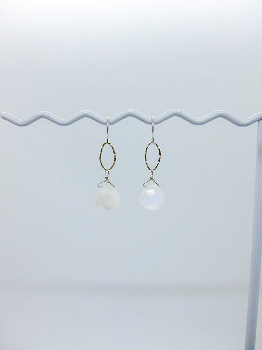 Chrysanthe: Moonstone Earrings - e671